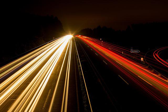 Oświetlenie pojazdów – jak kupić lampy przednie i tylne. O reflektorach samochodowych słów kilka